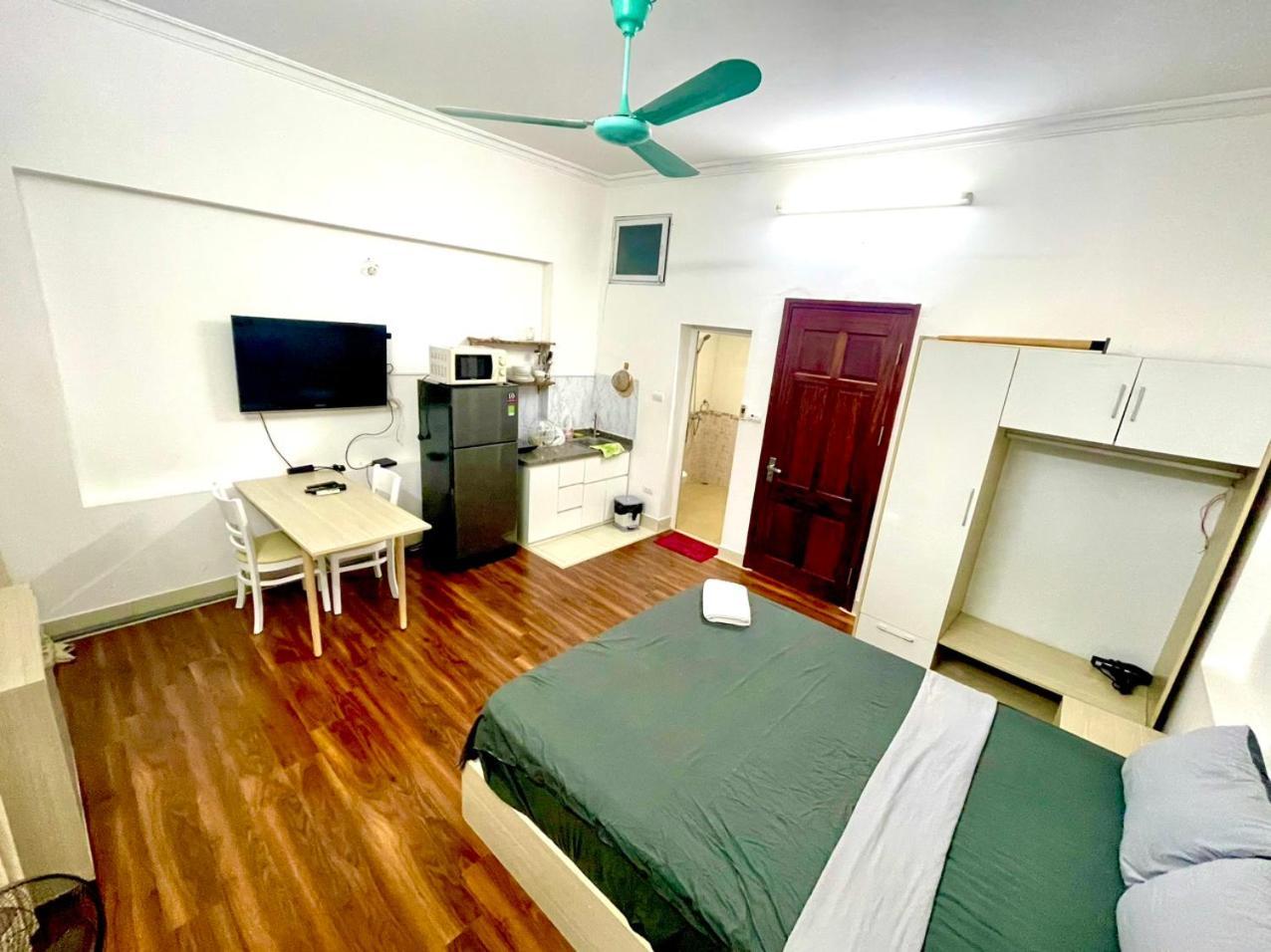 1322 Bedroom Chilling Close Ho Tay Balcony Full Sunlight *