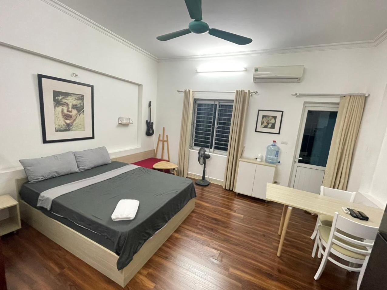 1322 Bedroom Chilling Close Ho Tay Balcony Full Sunlight Căn hộ