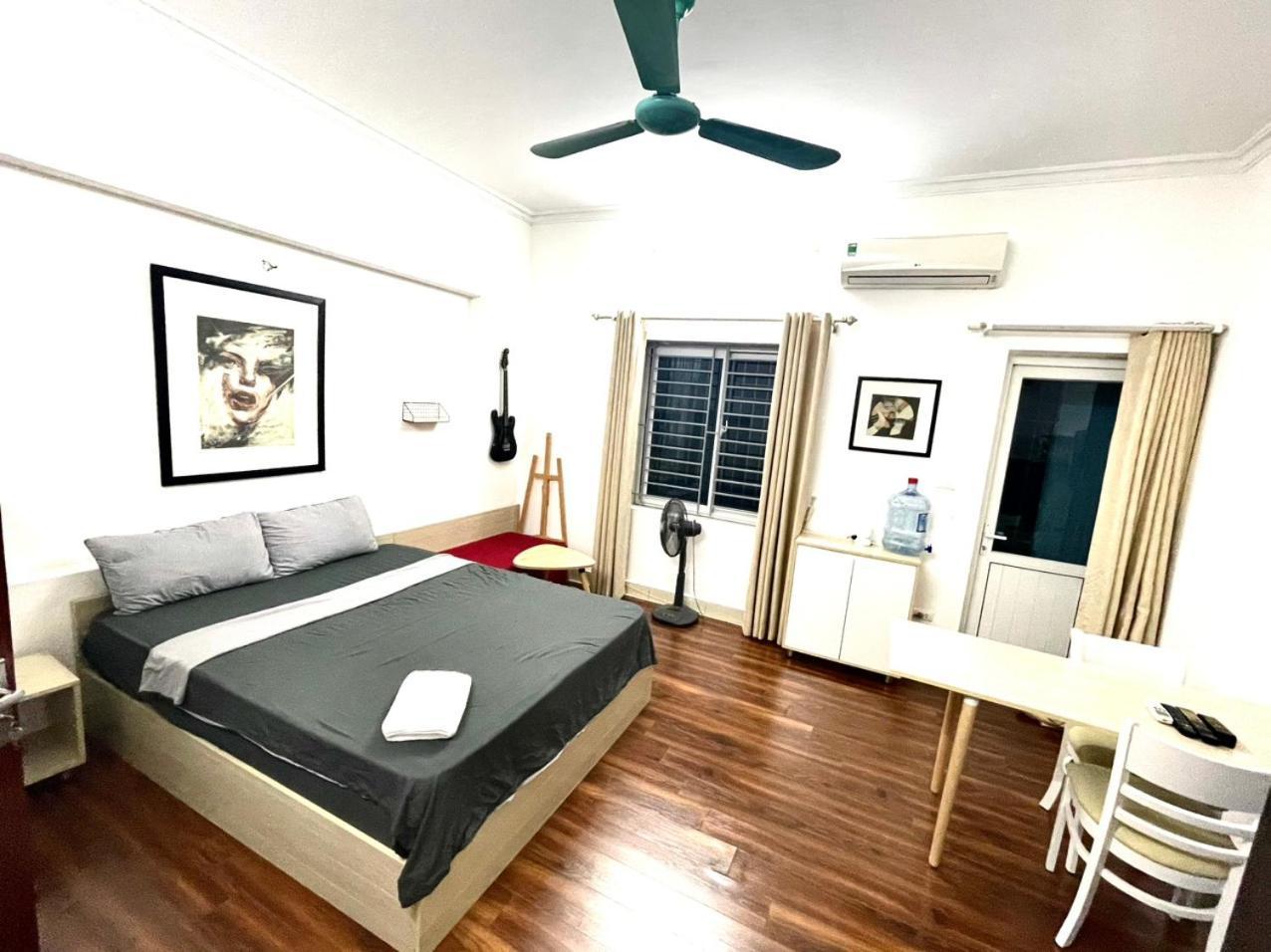 1322 Bedroom Chilling Close Ho Tay Balcony Full Sunlight *
