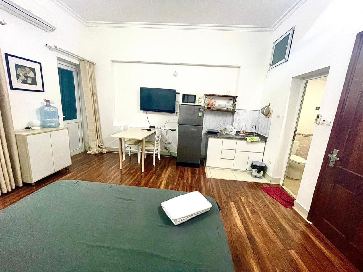 1322 Bedroom Chilling Close Ho Tay Balcony Full Sunlight Căn hộ *